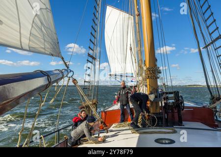 Segelschiff „Weisse Düne“ unter dem Kommando von Kapitän Jane Bothe. Ankerstraße, Am Peenestrom, Mecklenburg-Vorpommern, Deutschland Stockfoto