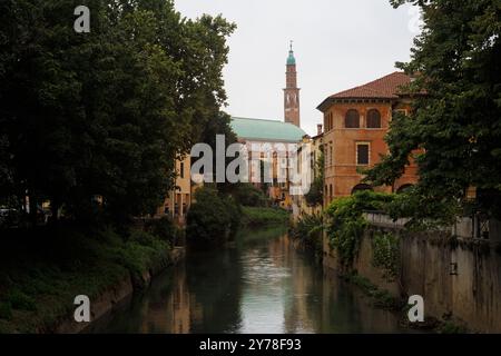 Wundervolle Renaissance Basilika Palladiana von der Furo-Brücke im Fluss Retrone, Vicenza. Italien Stockfoto