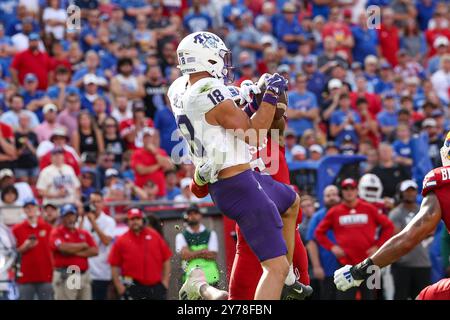 28. September 2024: Jack Bech (18), der von der TCU Horned Frogs Wide Receiver, erhält einen Pass für einen Touchdown, der von Kansas Jayhawks Safety O.J. Burroughs (5) während der ersten Halbzeit im GEHA Field im Arrowhead Stadium in Kansas City, MO, verteidigt wurde. David Smith/CSM Stockfoto