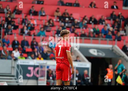 Freiburg, Deutschland. September 2024. Noah Weißhaupt (SC Freiburg) beim Spiel der 1. FBL: 24-25:1. FBL: 24-25:5. Sptg. SC Freiburg - FC St. Pauli DFL-VORSCHRIFTEN VERBIETEN DIE VERWENDUNG VON FOTOGRAFIEN ALS BILDSEQUENZEN UND/ODER QUASI-VIDEONann Credit: dpa/Alamy Live News Stockfoto