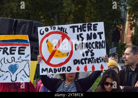 London, Großbritannien. September 2024. Ein Demonstrant hält während der Demonstration ein Anti-Maduro-Plakat. Mitglieder der venezolanischen Gemeinschaft versammelten sich auf dem Parlamentsplatz zu einem Protest gegen den Präsidenten Venezuelas, Nicolas Maduro. Quelle: SOPA Images Limited/Alamy Live News Stockfoto