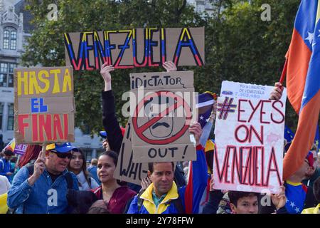 London, Großbritannien. September 2024. Die Demonstranten halten "Venezuela"-Plakate und ein Plakat, das Maduro während der Demonstration als "Diktator" bezeichnet. Mitglieder der venezolanischen Gemeinschaft versammelten sich auf dem Parlamentsplatz zu einem Protest gegen den Präsidenten Venezuelas, Nicolas Maduro. Quelle: SOPA Images Limited/Alamy Live News Stockfoto