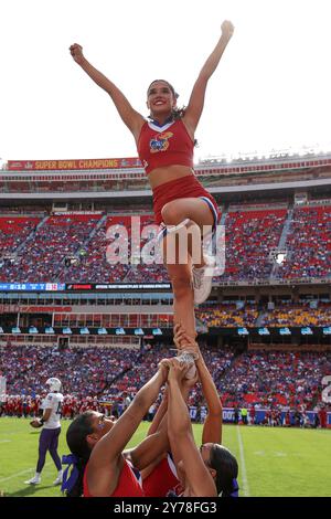 Kansas City, MO, USA. September 2024. Ein Kansas Jayhawks Cheerleader tritt während eines Spiels gegen die TCU Horned Frogs im GEHA Field im Arrowhead Stadium in Kansas City, MO, auf. David Smith/CSM/Alamy Live News Stockfoto