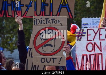 London, Großbritannien. September 2024. Ein Demonstrant hält ein Plakat, das Maduro während der Demonstration als "Diktator" bezeichnet. Mitglieder der venezolanischen Gemeinschaft versammelten sich auf dem Parlamentsplatz zu einem Protest gegen den Präsidenten Venezuelas, Nicolas Maduro. Quelle: SOPA Images Limited/Alamy Live News Stockfoto