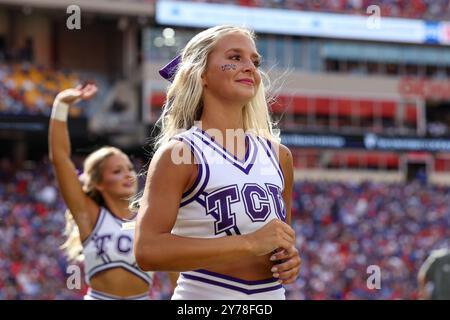 Kansas City, MO, USA. September 2024. Ein TCU Horned Frogs Cheerleader in der ersten Halbzeit gegen die Kansas Jayhawks im GEHA Field im Arrowhead Stadium in Kansas City, MO. David Smith/CSM/Alamy Live News Stockfoto