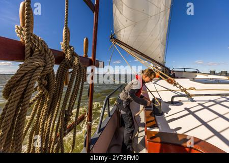 Segelschiff „Weisse Düne“ unter dem Kommando von Kapitän Jane Bothe. Küstengewässer einschließlich Anteil am Festlandsockel, Mecklenburg-Vorpommern, Deutschland Stockfoto