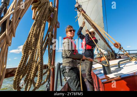 Segelschiff „Weisse Düne“ unter dem Kommando von Kapitän Jane Bothe. Küstengewässer einschließlich Anteil am Festlandsockel, Mecklenburg-Vorpommern, Deutschland Stockfoto