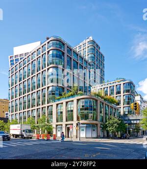 Laternen House ist ein Paar von Wohnhäusern mit Erkerfenstern, die sich über die High Line in Chelsea erstrecken. (Blick von W 19th St./10th Ave.) Stockfoto