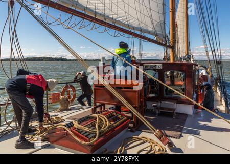 Segelschiff „Weisse Düne“ unter dem Kommando von Kapitän Jane Bothe. Küstengewässer einschließlich Anteil am Festlandsockel, Mecklenburg-Vorpommern, Deutschland Stockfoto