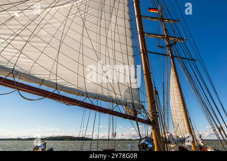 Segelschiff „Weisse Düne“ unter dem Kommando von Kapitän Jane Bothe. Küstengewässer einschließlich Anteil am Festlandsockel, Mecklenburg-Vorpommern, Deutschland Stockfoto