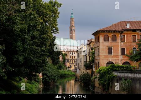 Wundervolle Renaissance Basilika Palladiana von der Furo-Brücke im Fluss Retrone, Vicenza. Italien Stockfoto