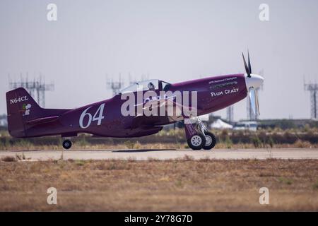 Vicky Benzing, Pilotin ihrer 1940er Boeing-Stearman Model 75, bereitet sich auf den Start während der 2024 Marine Corps Air Station Miramar Airshow in San Diego am 27. September 2024 vor. Benzing nimmt seit 2005 an Kunstwettbewerben und Flugausstellungen Teil. Die amerikanische Airshow 2024 ist eine einzigartige und unglaubliche Gelegenheit, die Fähigkeiten der Marine und der gemeinsamen Luftfahrt, die zivilen Künstler und die weltberühmten Blue Angels zu erleben, aus erster Hand mit Marines, anderen Dienstmitgliedern und Ersthelfern zu interagieren und den innovativen Geist des Marine Corps durch neue Technologien und zu erleben Stockfoto