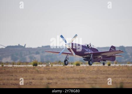 Vicky Benzing, Pilot ihrer 1940er Boeing-Stearman Model 75, blitzte auf die Zuschauer während der 2024 Marine Corps Air Station Miramar Airshow in San Diego am 27. September 2024. Benzing nimmt seit 2005 an Kunstwettbewerben und Flugausstellungen Teil. Die amerikanische Airshow 2024 ist eine einzigartige und unglaubliche Gelegenheit, die Fähigkeiten der Marine und der gemeinsamen Luftfahrt, die zivilen Künstler und die weltberühmten Blue Angels zu erleben, mit Marines, anderen Service-Mitgliedern und Ersthelfern aus erster Hand zu interagieren und den innovativen Geist des Marine Corps durch neue Technologien und F aus erster Hand zu erleben Stockfoto