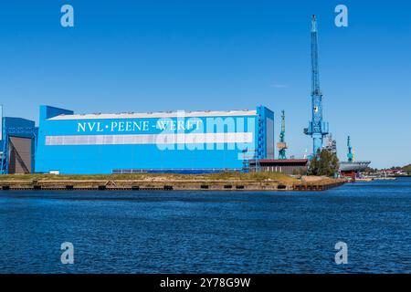 Peene Werft am Peene River bei Wolgast. Seit dem 1. Oktober 2021 ist sie Teil der Lürssen-Gruppe (NVL). Die Werft Lürssen Peene in Wolgast baut Kriegsschiffe und konnte so Insolvenzen verhindern. Wolgast auf der Insel Usedom, Mecklenburg-Vorpommern Stockfoto