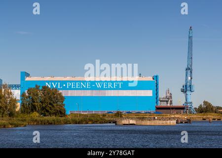 Peene Werft am Peene River bei Wolgast. Ein neuer Bundeswehrvertrag in Milliardenhöhe wird der Werft Peene ab 2025 teilweise zugute kommen. Neue Flottendienstschiffe für mehr Sicherheit in der Ostseeregion. Die Werft Lürssen Peene in Wolgast baut Kriegsschiffe und konnte so Insolvenzen verhindern. Wolgast auf der Insel Usedom, Mecklenburg-Vorpommern Stockfoto