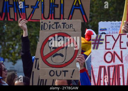 London, Großbritannien. September 2024. Ein Demonstrant hält ein Plakat, das Maduro während der Demonstration als "Diktator" bezeichnet. Mitglieder der venezolanischen Gemeinschaft versammelten sich auf dem Parlamentsplatz zu einem Protest gegen den Präsidenten Venezuelas, Nicolas Maduro. (Foto: Vuk Valcic/SOPA Images/SIPA USA) Credit: SIPA USA/Alamy Live News Stockfoto