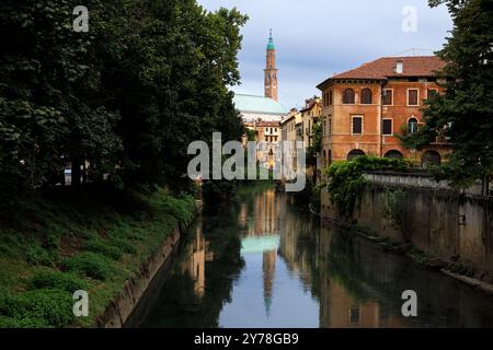 Wundervolle Renaissance Basilika Palladiana von der Furo-Brücke im Fluss Retrone, Vicenza. Italien Stockfoto