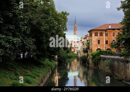 Wundervolle Renaissance Basilika Palladiana von der Furo-Brücke im Fluss Retrone, Vicenza. Italien Stockfoto