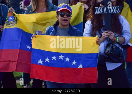 London, Großbritannien. September 2024. Ein Demonstrant hält während der Demonstration eine venezolanische Flagge. Mitglieder der venezolanischen Gemeinschaft versammelten sich auf dem Parlamentsplatz zu einem Protest gegen den Präsidenten Venezuelas, Nicolas Maduro. (Foto: Vuk Valcic/SOPA Images/SIPA USA) Credit: SIPA USA/Alamy Live News Stockfoto