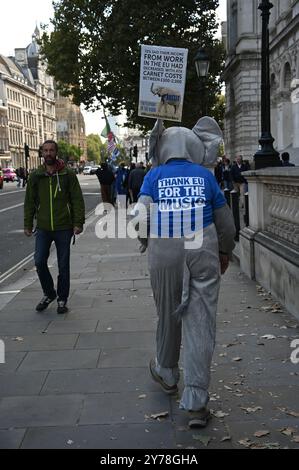 LONDON, GROSSBRITANNIEN. September 2024. Die dritte NRM-Kundgebung findet auf dem Parliament Square in London statt. Aktivisten argumentieren, dass der Brexit gescheitert ist, weil der britische Nachbar in Europa und nicht in Amerika ist. Aktivisten argumentieren, dass Großbritannien wieder an der Kundgebung der Europäischen Union auf dem Parliament Square in London teilnehmen wird. (Foto von 李世惠/siehe Li/Picture Capital) Credit: Siehe Li/Picture Capital/Alamy Live News Stockfoto