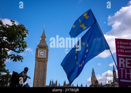 London, Großbritannien. September 2024. Flaggen, die während des Nationalen Wiedereingliederungsmarsches am III. März gesehen wurden. Tausende von Anti-Brexit-Demonstranten nahmen am dritten jährlichen National Wiedereingliederungsmarsch Teil und forderten die britische Regierung auf, der Europäischen Union wieder beizutreten. (Foto: Loredana Sangiuliano/SOPA Images/SIPA USA) Credit: SIPA USA/Alamy Live News Stockfoto