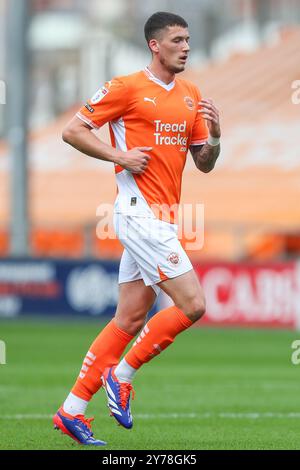 Oliver Casey von Blackpool während des Sky Bet League 1 Spiels Blackpool gegen Burton Albion in Bloomfield Road, Blackpool, Großbritannien, 28. September 2024 (Foto: Gareth Evans/News Images) Stockfoto