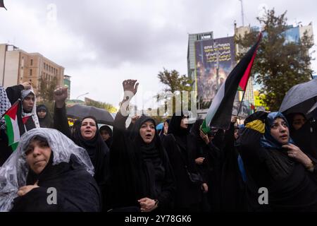 Teheran, Iran. September 2024. Demonstranten skandieren Parolen während eines Treffens zur Unterstützung der Hisbollah auf dem Felestin-Platz in der Innenstadt von Teheran, Iran, Samstag, 28. September 2024. (Foto: Sobhan Farajvan/Pacific Press) Credit: Pacific Press Media Production Corp./Alamy Live News Stockfoto