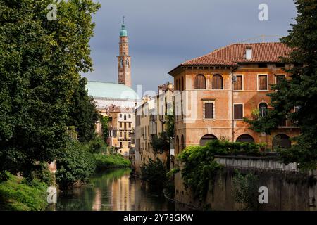 Wundervolle Renaissance Basilika Palladiana von der Furo-Brücke im Fluss Retrone, Vicenza. Italien Stockfoto