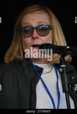 LONDON, GROSSBRITANNIEN. September 2024. Die Rednerin Liz Webster von The Save British Farming bei der dritten NRM-Kundgebung findet auf dem Parliament Square in London statt. Aktivisten argumentieren, dass der Brexit gescheitert ist, weil der britische Nachbar in Europa und nicht in Amerika ist. Aktivisten argumentieren, dass Großbritannien wieder an der Kundgebung der Europäischen Union auf dem Parliament Square in London teilnehmen wird. (Foto von 李世惠/siehe Li/Picture Capital) Credit: Siehe Li/Picture Capital/Alamy Live News Stockfoto