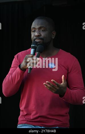 LONDON, GROSSBRITANNIEN. September 2024. Femi Oluwole die britische politische Aktivistin bei der dritten NRM-Kundgebung wird auf dem Parliament Square in London, Großbritannien, stattfinden. Aktivisten argumentieren, dass der Brexit gescheitert ist, weil der britische Nachbar in Europa und nicht in Amerika ist. Aktivisten argumentieren, dass Großbritannien wieder an der Kundgebung der Europäischen Union auf dem Parliament Square in London teilnehmen wird. (Foto von 李世惠/siehe Li/Picture Capital) Credit: Siehe Li/Picture Capital/Alamy Live News Stockfoto