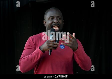 LONDON, GROSSBRITANNIEN. September 2024. Femi Oluwole die britische politische Aktivistin bei der dritten NRM-Kundgebung wird auf dem Parliament Square in London, Großbritannien, stattfinden. Aktivisten argumentieren, dass der Brexit gescheitert ist, weil der britische Nachbar in Europa und nicht in Amerika ist. Aktivisten argumentieren, dass Großbritannien wieder an der Kundgebung der Europäischen Union auf dem Parliament Square in London teilnehmen wird. (Foto von 李世惠/siehe Li/Picture Capital) Credit: Siehe Li/Picture Capital/Alamy Live News Stockfoto