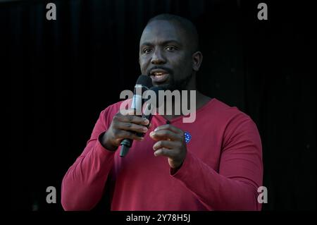 LONDON, GROSSBRITANNIEN. September 2024. Femi Oluwole die britische politische Aktivistin bei der dritten NRM-Kundgebung wird auf dem Parliament Square in London, Großbritannien, stattfinden. Aktivisten argumentieren, dass der Brexit gescheitert ist, weil der britische Nachbar in Europa und nicht in Amerika ist. Aktivisten argumentieren, dass Großbritannien wieder an der Kundgebung der Europäischen Union auf dem Parliament Square in London teilnehmen wird. (Foto von 李世惠/siehe Li/Picture Capital) Credit: Siehe Li/Picture Capital/Alamy Live News Stockfoto