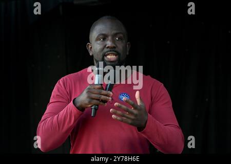 LONDON, GROSSBRITANNIEN. September 2024. Femi Oluwole die britische politische Aktivistin bei der dritten NRM-Kundgebung wird auf dem Parliament Square in London, Großbritannien, stattfinden. Aktivisten argumentieren, dass der Brexit gescheitert ist, weil der britische Nachbar in Europa und nicht in Amerika ist. Aktivisten argumentieren, dass Großbritannien wieder an der Kundgebung der Europäischen Union auf dem Parliament Square in London teilnehmen wird. (Foto von 李世惠/siehe Li/Picture Capital) Credit: Siehe Li/Picture Capital/Alamy Live News Stockfoto