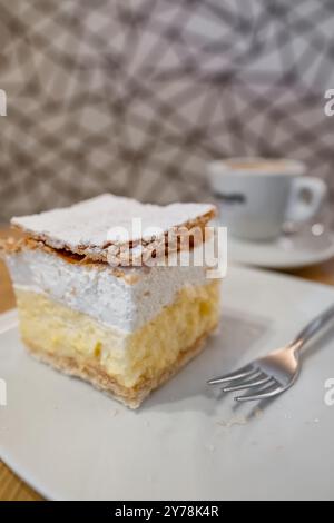 Lokaler Vanillepudding-Kuchen oder Kremna Rezina, serviert in einem Café in Bled Stockfoto