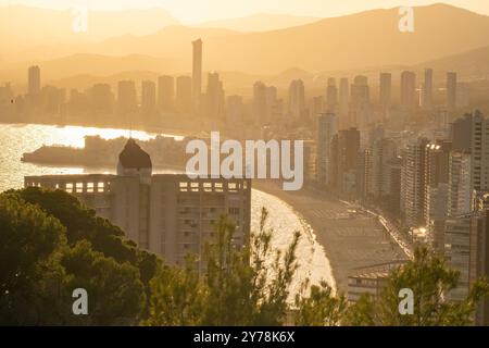 Luftaufnahme der Stadt Benidorm bei Sonnenuntergang, Costa Blanca, Spanien Stockfoto