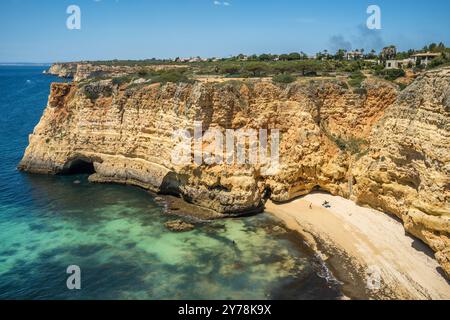 Wunderschöner Strand Praia do Vale de Centeanes und felsige Klippen in der Provinz Algarve, Südportugal. Stockfoto