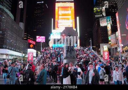 New York, Usa. September 2024. Man sieht Menschen am Times Square, Manhattan, New York City. (Foto: Jimin Kim/SOPA Images/SIPA USA) Credit: SIPA USA/Alamy Live News Stockfoto