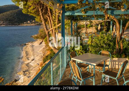 Traditionelles griechisches Freiluftrestaurant in Kefalonia, Ionische Inseln, Griechenland Stockfoto