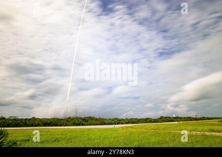 Cape Canaveral, Vereinigte Staaten von Amerika. 28. September 2024. Eine Langzeitbelichtung, die die SpaceX Falcon 9-Rakete mit der Dragon-9-Crew-Kapsel zeigt, als sie vom Launch Complex 40 auf der Cape Canaveral Space Force Station am 28. September 2024 in Cape Canaveral, Florida, abgesprengt wird. Die Rakete transportierte den ersten Astronauten der US-Space Force, Oberst Nick Hague, zusammen mit dem Roscosmos-Kosmonauten Alexandr Gorbunov zur Internationalen Raumstation. Quelle: Keegan Barber/NASA Photo/Alamy Live News Stockfoto