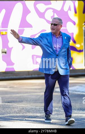 Baton Rouge, LA, USA. September 2024. LSU Head Coach Brian Kelly winkt den Fans vor der NCAA-Fußballaktion zwischen den South Alabama Jaguars und den LSU Tigers im Tiger Stadium in Baton Rouge, LA. Jonathan Mailhes/CSM/Alamy Live News Stockfoto