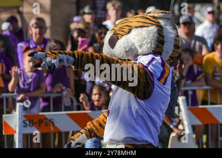 Baton Rouge, LA, USA. September 2024. Das LSU-Maskottchen Mike the Tiger zeigt Fans während der NCAA-Fußballspiele zwischen den South Alabama Jaguars und den LSU Tigers im Tiger Stadium in Baton Rouge, LA. Jonathan Mailhes/CSM/Alamy Live News Stockfoto