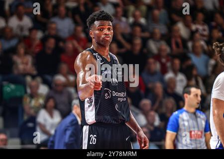 Jordan Bayehe (Dolomiti Energia Trento) während des Unahotels Reggio Emilia vs Dolomiti Energia Trentino, italienische Basketball Serie A Spiel in Reggio Emilia, Italien, 28. September 2024 Stockfoto