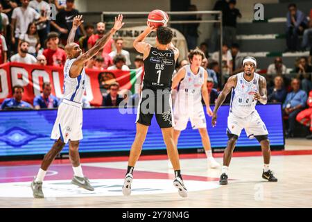 Quinn Ellis (Dolomiti Energia Trento) während des Unahotels Reggio Emilia vs Dolomiti Energia Trentino, italienische Basketball Serie A Spiel in Reggio Emilia, Italien, 28. September 2024 Stockfoto