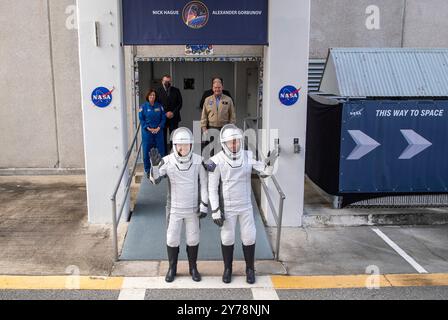 Cape Canaveral, Vereinigte Staaten von Amerika. 28. September 2024. Der Astronaut der US Space Force, Oberst Nick Hague, rechts, und der Crewmate Roscosmos, der Kosmonaut Alexandr Gorbunov, links, winken, als sie das Neil A. Armstrong Operations and Checkout Building verlassen und die kurze Fahrt zum Launch Complex 40 Unternehmen, um an Bord der SpaceX Dragon Raumsonde im Kennedy Space Center am 28. September 2024 in Cape Canaveral, Florida, Florida, zu gehen. Quelle: Keegan Barber/NASA Photo/Alamy Live News Stockfoto