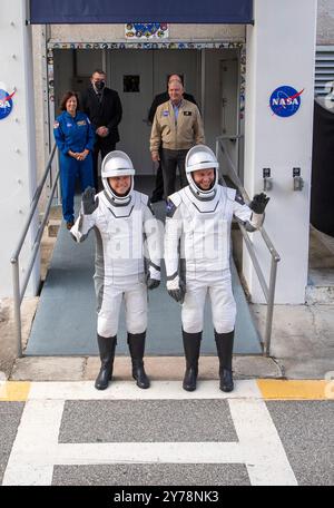 Cape Canaveral, Vereinigte Staaten von Amerika. 28. September 2024. Der Astronaut der US Space Force, Oberst Nick Hague, rechts, und der Crewmate Roscosmos, der Kosmonaut Alexandr Gorbunov, links, winken, als sie das Neil A. Armstrong Operations and Checkout Building verlassen und die kurze Fahrt zum Launch Complex 40 Unternehmen, um an Bord der SpaceX Dragon Raumsonde im Kennedy Space Center am 28. September 2024 in Cape Canaveral, Florida, Florida, zu gehen. Quelle: Keegan Barber/NASA Photo/Alamy Live News Stockfoto