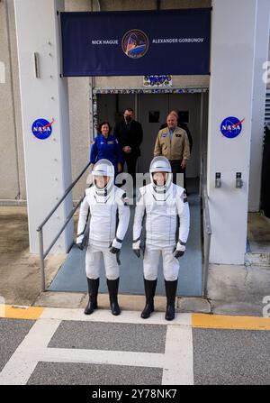 Cape Canaveral, Vereinigte Staaten von Amerika. 28. September 2024. Astronaut der US Space Force, Oberst Nick Hague, rechts, und Crewmate Roscosmos Cosmonaut Alexandr Gorbunov, links, verlassen das Neil A. Armstrong Operations and Checkout Building für die kurze Fahrt zum Launch Complex 40, um an Bord des Raumschiffs SpaceX Dragon im Kennedy Space Center am 28. September 2024 in Cape Canaveral, Florida, zu gehen. Quelle: Kim Shiflett/NASA Photo/Alamy Live News Stockfoto