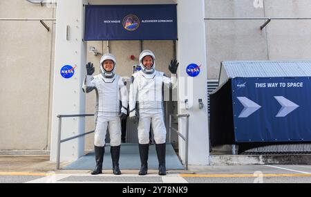 Cape Canaveral, Vereinigte Staaten von Amerika. 28. September 2024. Der Astronaut der US Space Force, Oberst Nick Hague, rechts, und der Crewmate Roscosmos, der Kosmonaut Alexandr Gorbunov, links, winken, als sie das Neil A. Armstrong Operations and Checkout Building verlassen und die kurze Fahrt zum Launch Complex 40 Unternehmen, um an Bord der SpaceX Dragon Raumsonde im Kennedy Space Center am 28. September 2024 in Cape Canaveral, Florida, Florida, zu gehen. Quelle: Kim Shiflett/NASA Photo/Alamy Live News Stockfoto