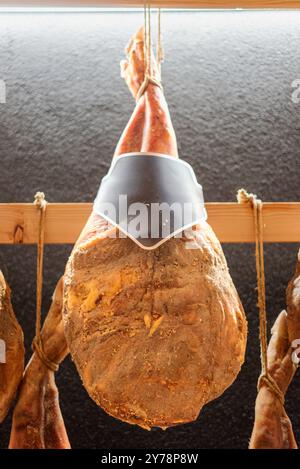 Handwerkliche Herstellung von Gewürzen mit Schinken. Stockfoto