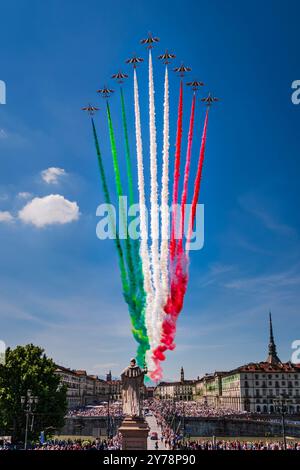 Das italienische Akrobatikteam, die „Frecce Tricolori“, fliegt am 25. Mai 2020 im Turiner Himmel, um das Ende des ersten Lockdowns zu sichern. Stockfoto