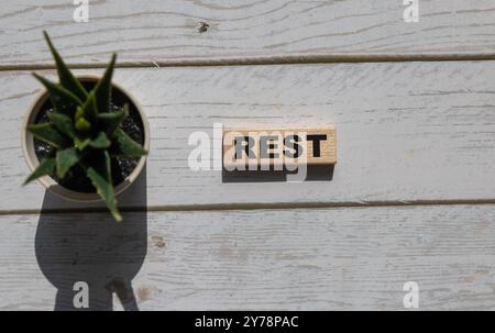 Eine Brille und ein schwarzer Stift liegen auf leerem Notizbuchpapier Stockfoto